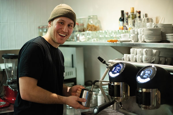 Christian Speicher beim Kaffeemachen | © Christopher Spiegel