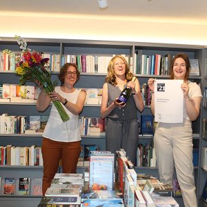 Die Gewinnerbuchhandlung des Jahres, von links: Die Geschäftsführerinnen Ursina Boner und Ursula Huber sowie die Lernende Alina von Burg. | © Manuela Talenta