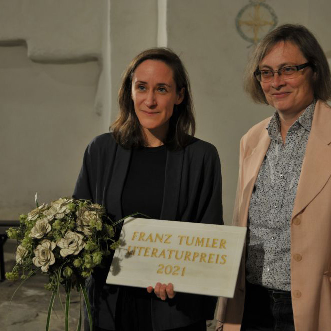 Franz-Tumler-Literaturpreisträgerin Anna Felnhofer (links) mit Jurorin Daniela Strigl | © Angelika Maier