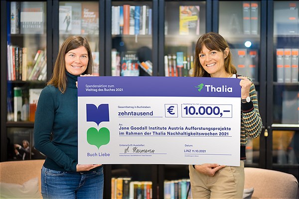 Andrea Heumann (GF Thalia) übergibt den Spendenscheck an Mag. Leinzinger (Jane Goodall Institute Austria) | © Thalia