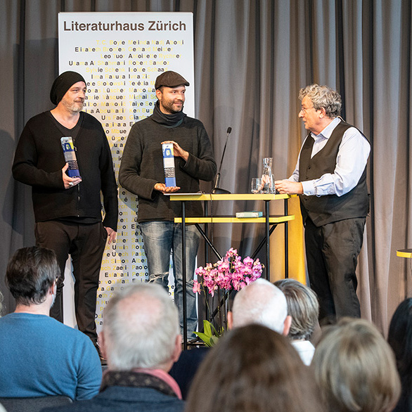 Torsten Sträter, Marc-Uwe Kling und Jurypräsident Charles Lewinsky | © Werner Dessauer Stiftung
