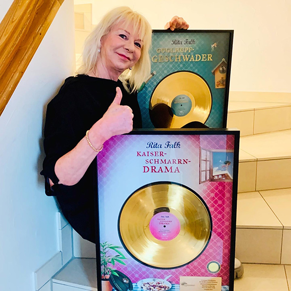 DAV übergibt Goldene Schallplatten an Bestsellerautorin Rita Falk und Schauspieler Christian Tramitz