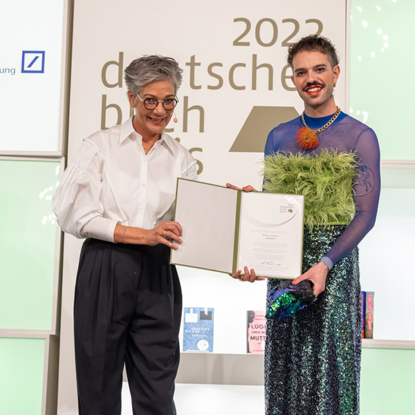 Kim de l’Horizon erhält den Deutschen Buchpreis 2022 für „Blutbuch“