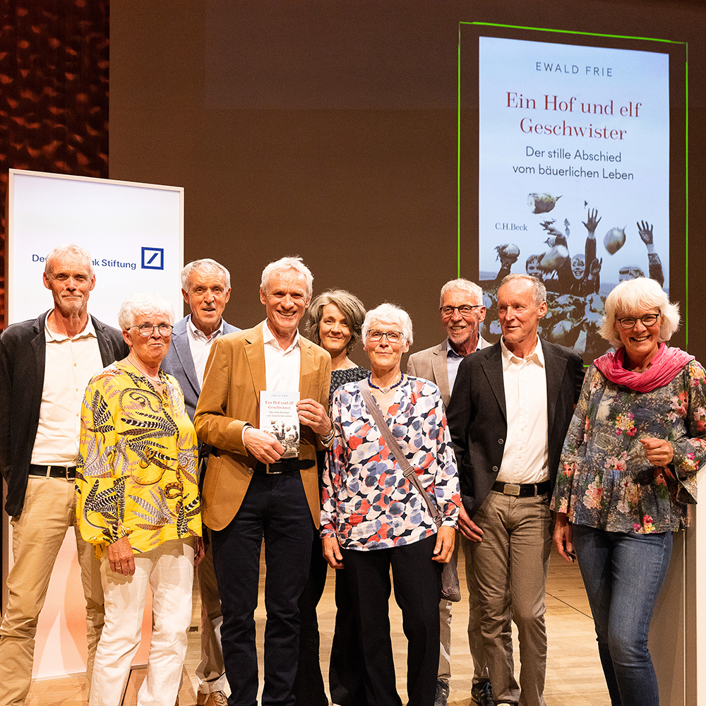 Ewald Frie erhält den Deutschen Sachbuchpreis 2023 für sein Werk „Ein Hof und elf Geschwister“