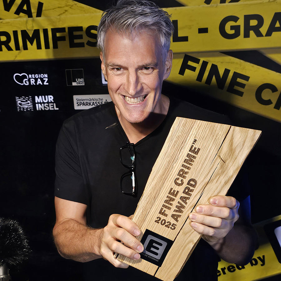 Thomas Raab mit dem Fine Crime Award 2025 | © Niki Schreinlechner