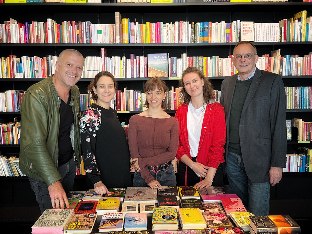 Krimifest-Team 2025: Bernhard Aichner, Linda Müller, Valerie Meller, Susanna Korunka und Markus Hatzer | © www.fotowerk.at