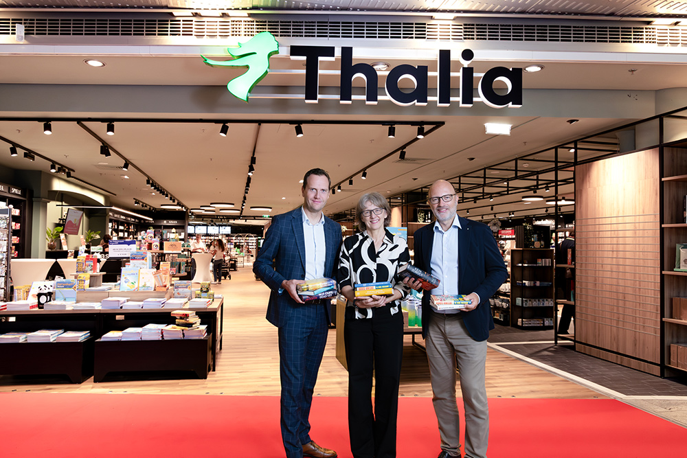 Mag. Manuel Mayer (Center-Manager), Marion Kopf (Thalia-Filialleiterin) und Christoph Andexlinger (CEO SES) vor der Thalia Buchhandlung im Europark Salzburg | © Thalia