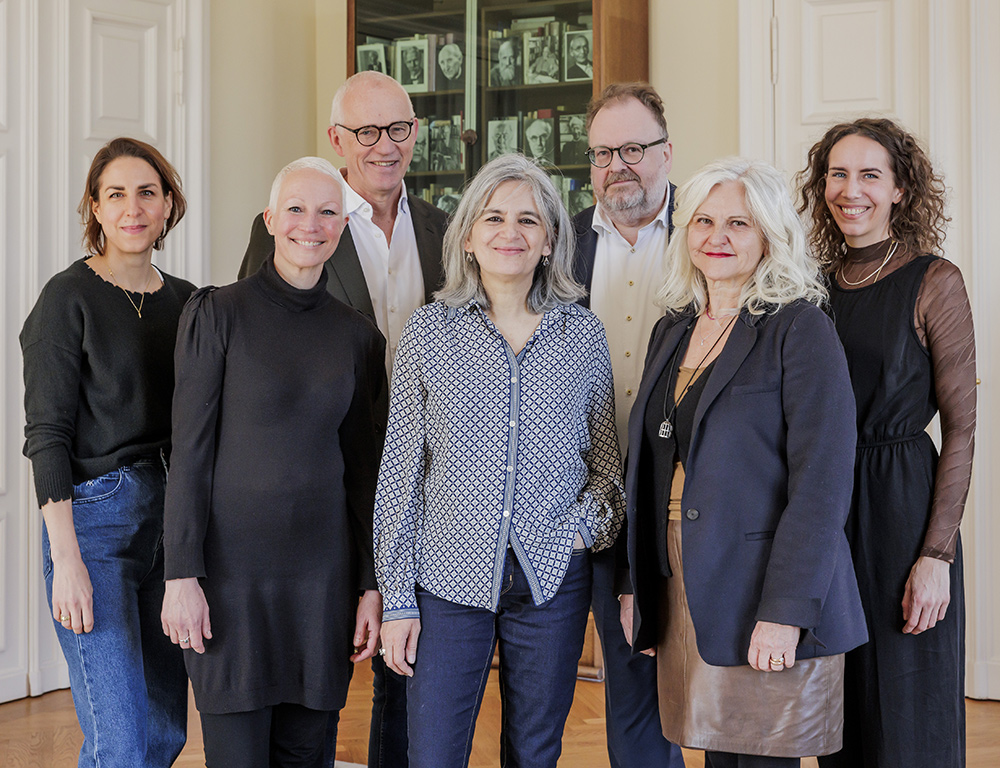 Jury des Deutschen Buchpreises 2025: Laura de Weck, Kathrin Matern, Friedhelm Marx, Shirin Sojitrawalla, Jürgen Kaube, Maria Carolina Foi, Lara Sielmann | © Mo Wüstenhagen