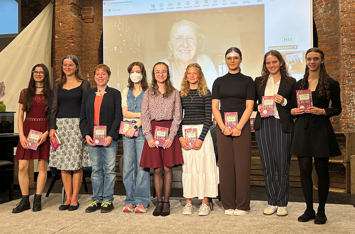 Die Preisträgerinnen des Claras-Preis 2025: Stella Härchen, Sofia Hillebrenner, Lucrezia Wenzler, Charlotte Jelinek, Eliza Dimitrov, Amelie Leufke, Mia Döll, Noémie Meier, Georgina Koberg – mit Cornelia Funke Im Hintergrund dazugeschalten | © Verlagsgruppe Oetinger