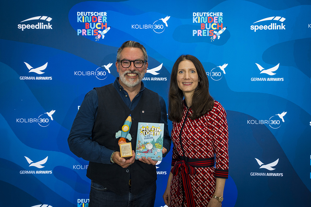 Adam Stower, Preisträger Deutscher Kinderbuchpreis, und Jasmin Schröter, Stifterin des Preises | © Deutscher Kinderbuchpreis