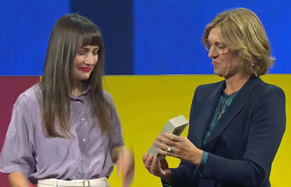 Eva Biringer erhält den NDR-Sachbuchpreis 2025 von der Jury-Vorsitzenden Ilka Steinhausen | © NDR.de