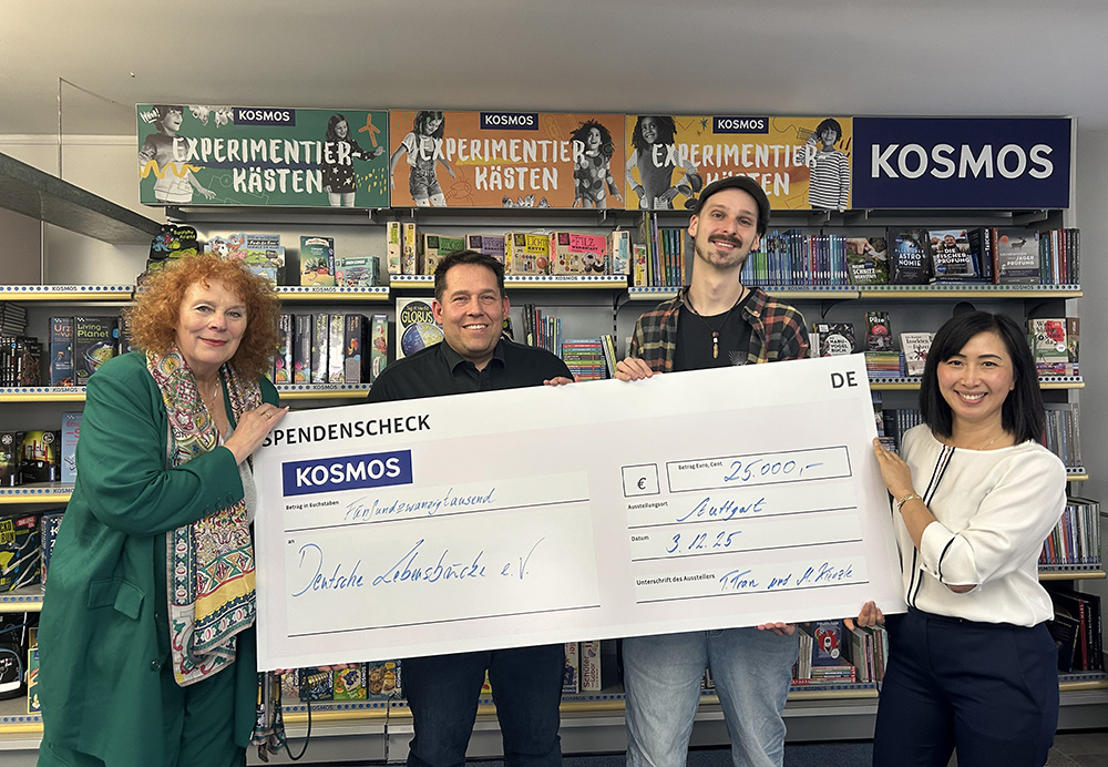 Petra Windisch de Lates (Deutschen Lebensbrücke e.V.), Matthias Kienzle (Kosmos), Julian Proß (KifU-Kindertreff) und Thilan Tran (Kosmos) | © Kosmos Verlag