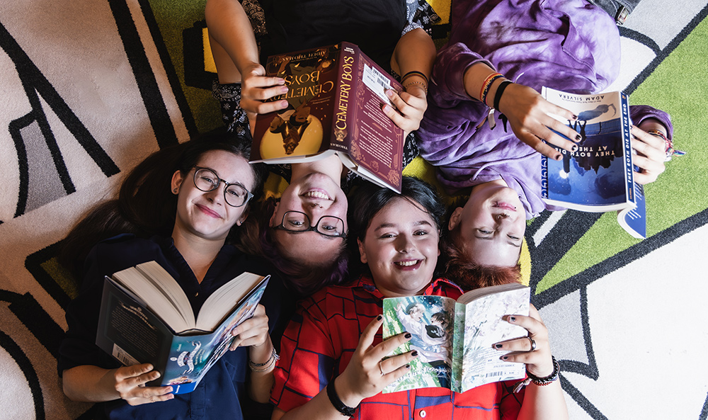 Thalia-Lehrlinge der Lehre Buch- und Medienwirtschaft beim gemeinsamen Lesen | © Thalia / Agnes Mutschler