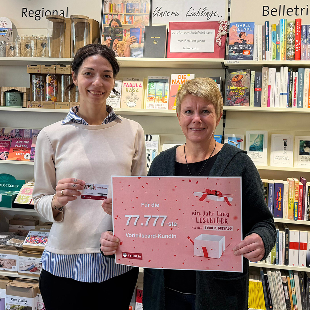 Janine Hartmann begrüßte Michaela Berbig in ihrer Fililale in Egg mit der neuen Kundenkarte und einem Krimi-Jahres-Buchabo | © Tyrolia