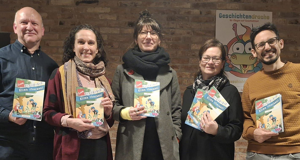 Die Autor:innen Hannes Wirlinger, Melanie Laibl, Raffaela Schöbitz, Margit Ehrnstorfer (Grafikdesign) und Herwig Holzmann (Illustration) | © Österreichischer Buchklub der Jugend