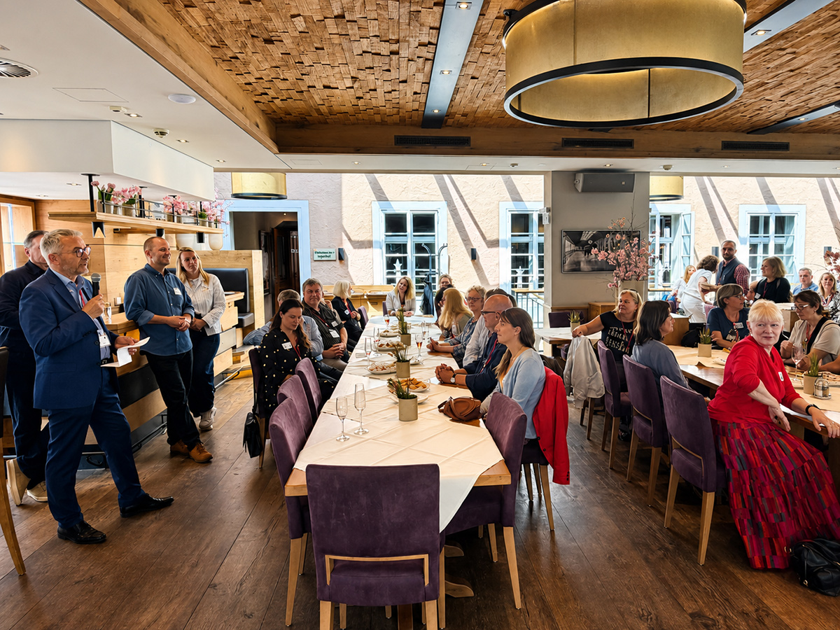 Gmeiner-Autorentreffen in Salzburg: Armin Gmeiner begrüßt zusammen mit Lasse Korsemann Horne und Thilde Nybro Pfeifer die anwesenden Autor:innen | © Gmeiner-Verlag