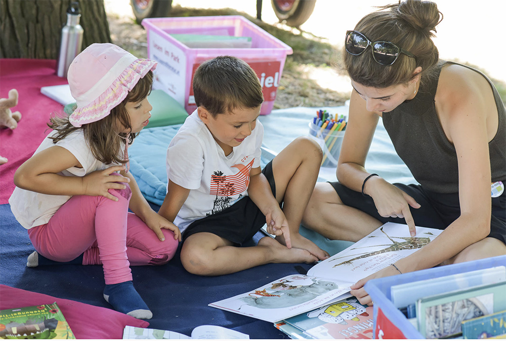Lesen im Park | © Institut für Jugendliteratur