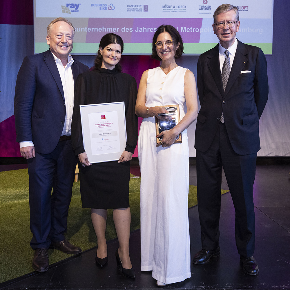 Andreas Fischer-Appelt (Regionalvorsitzender DIE FAMILIENUNTERNEHMER), Jasmina Jansen (Regionalvorsitzende DIE JUNGEN UNTERNEHMER), Julia Bielenberg, Verlegerin Medienhaus Oetinger und Laudator Dr. Sven I. Oksaar (Honorarkonsul des Königreichs Schweden) | © DIE FAMILIENUNTERNEHMER / Marc Schultz-Coulon