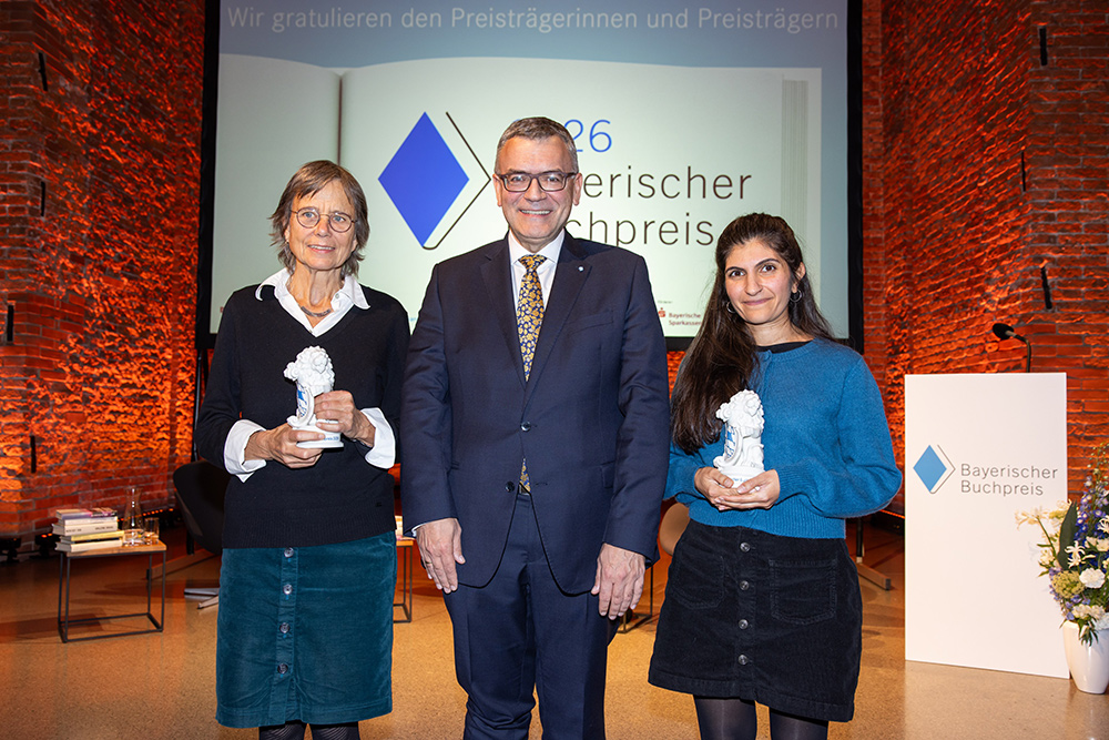 Bayerischer Buchpreis 2026: Susanne Heim, Medienminister Dr. Florian Herrmann und Shida Bazyar | © Yves Krier